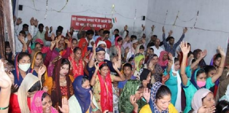 India: Despite harassment from police, people healed, accept Christ, and filled with the Spirit