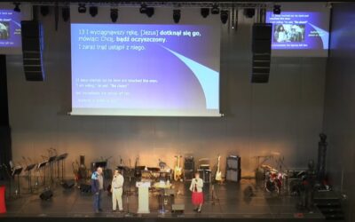 Man with heart condition runs around the auditorium twice at Elijah Challenge Training in Poland